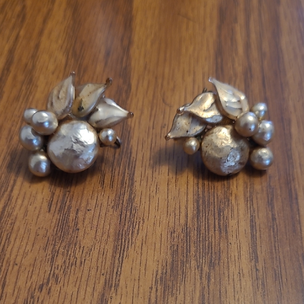 Vintage-Style Gold Leaf Cluster Brooches